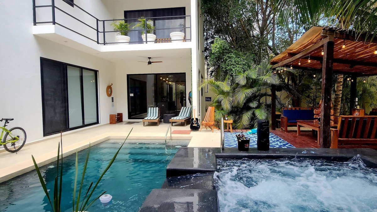 La Veleta Villa | Luxury for less. Walk to restaurants & bars. Close to Airport, Beaches, Cenotes.