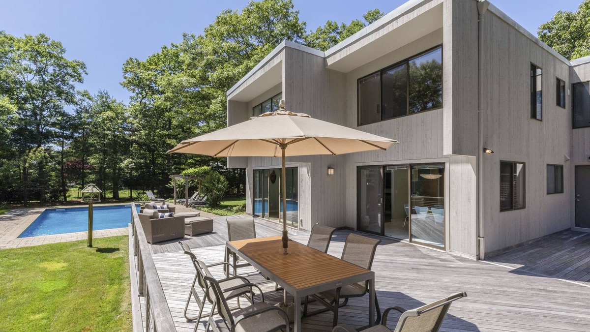 Quogue House | Luxury four-bedroom contemporary villa in the village of Quogue in the Hamptons