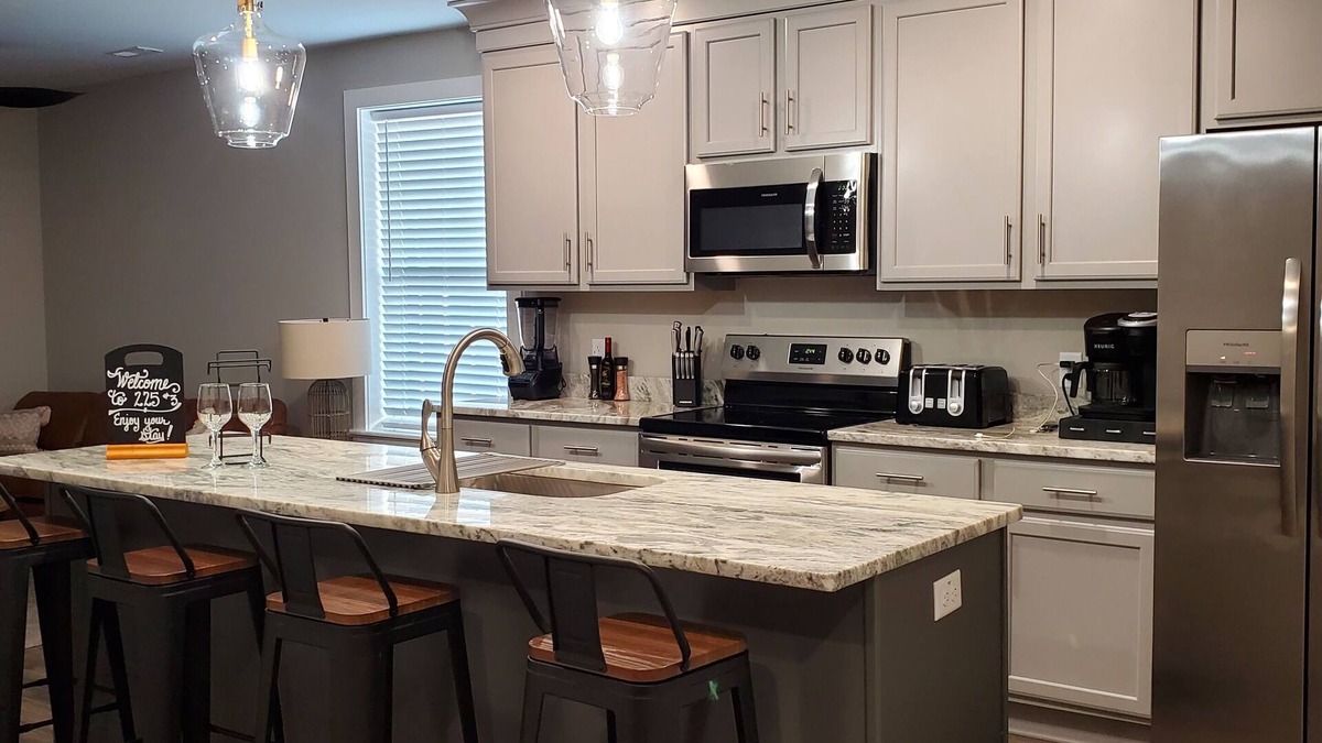 Petersburg Condo | LUXURY FULLY FURNISHED GATED OFF STREET PARKING