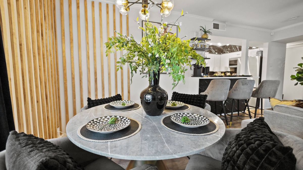 Oak Lawn Condo | LUXURY GATED 2 BEDS/2BATHS HOME IN HEART OF DALLAS. MINUTES TO HIGHLAND PARK!
