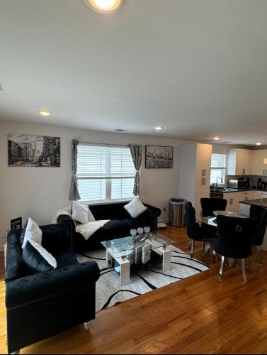 Elizabeth House | Luxury Gated NYC Theme 3BR 2B with Parking by EWR