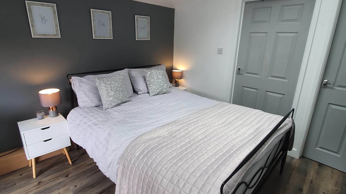 Cutnall Green Apartment | Luxury Retreat with private Hot tub at Broad House Farm Worcestershire