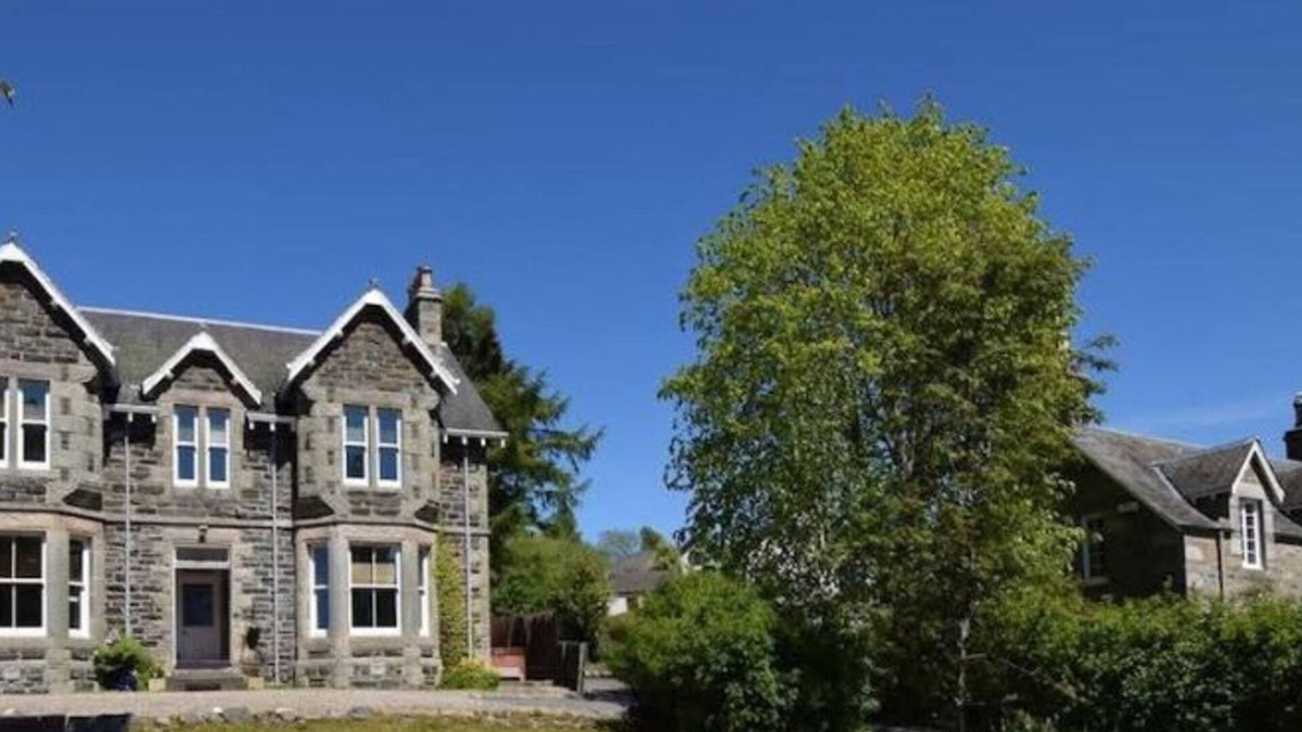 Pitlochry House | Luxury Getaway in Pitlochry – 6 Bedrooms, 5 Baths, Hot Tub & Scenic Views