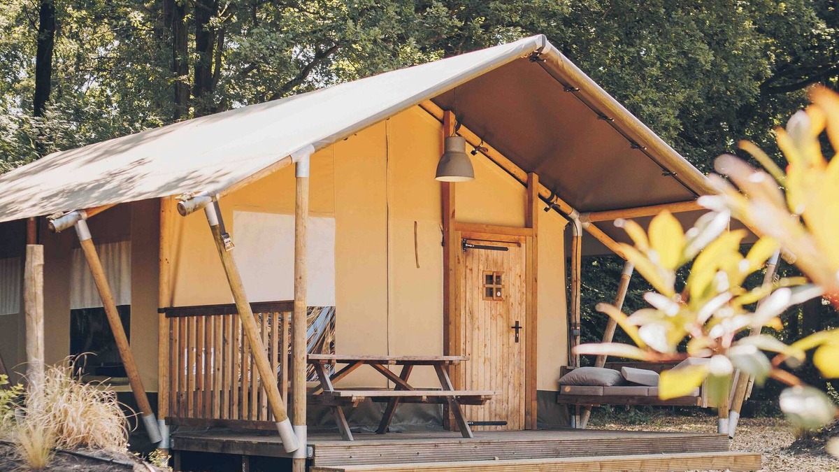 Lieren House | Luxury glamping in the Veluwe: Safaritent for 6 guests with private bathroom, full kitchen, made-up beds & playground view veranda.