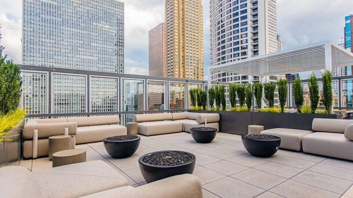 Rush and Division Apartment | ✨💫Luxury Gold Coast Home w/ Rooftop Pool & Gym 💫✨