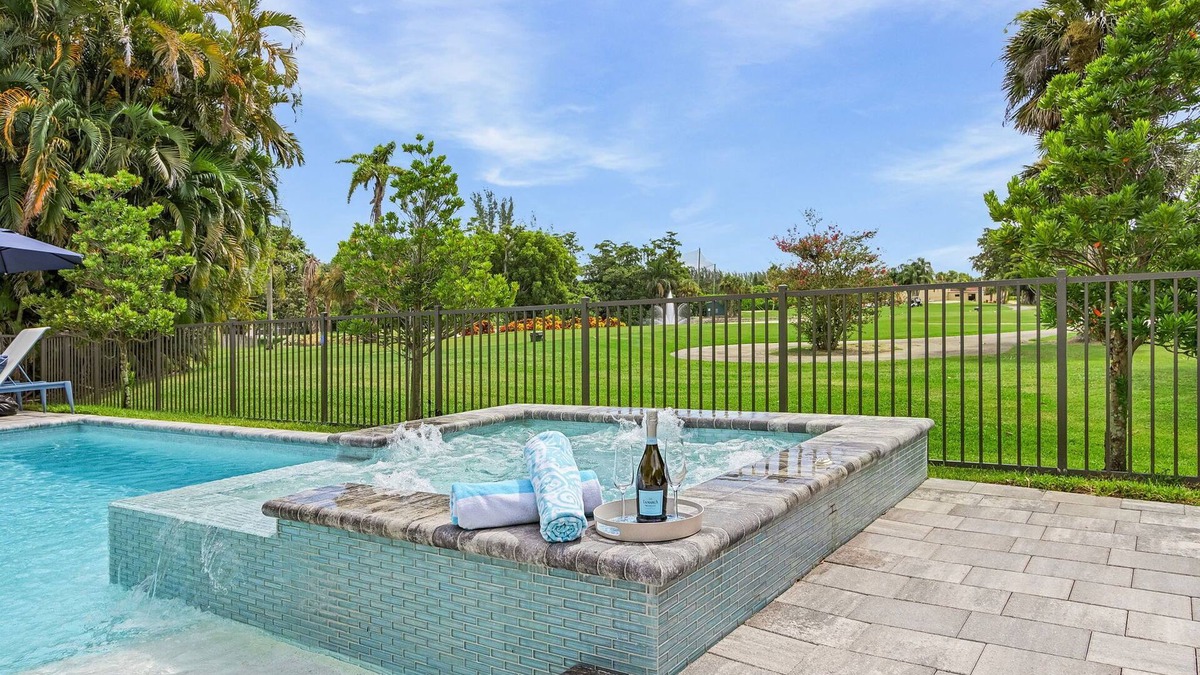 Central Naples House | Luxury Golf-Front Retreat | 3BR/3BA | HTD Pool, Jacuzzi, GOLF AVAILABLE