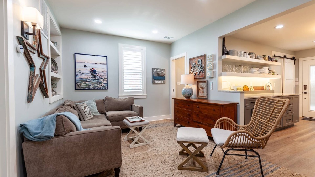Historic District Apartment | Luxury Gourmet Kitchen with Backyard and Parking at 1st floor Eastport Apartment