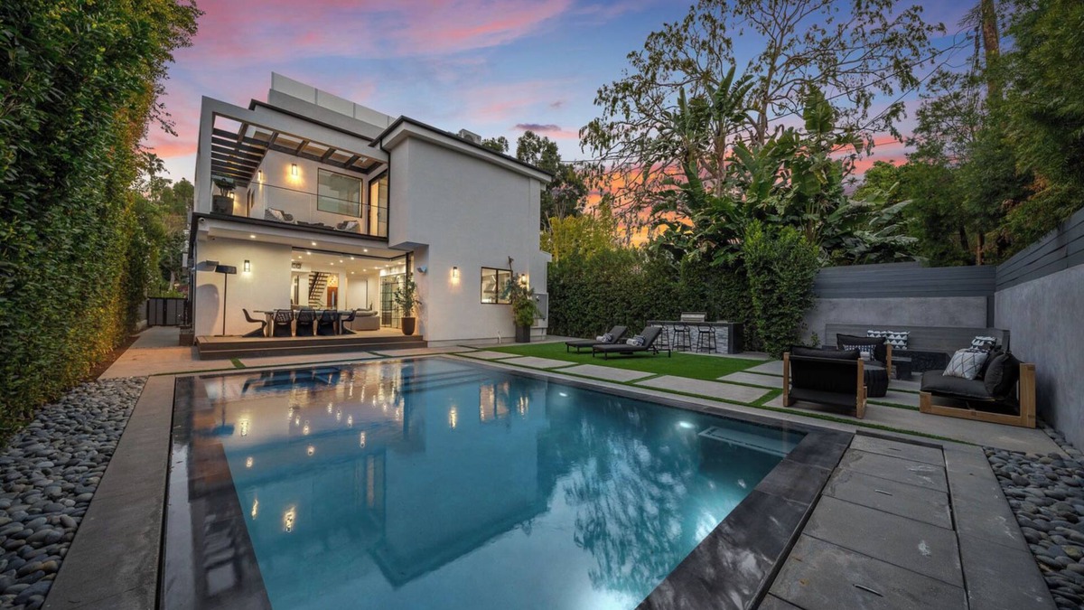 Sherman Oaks House | Luxury Green villa! 6bdr w pool and theatre