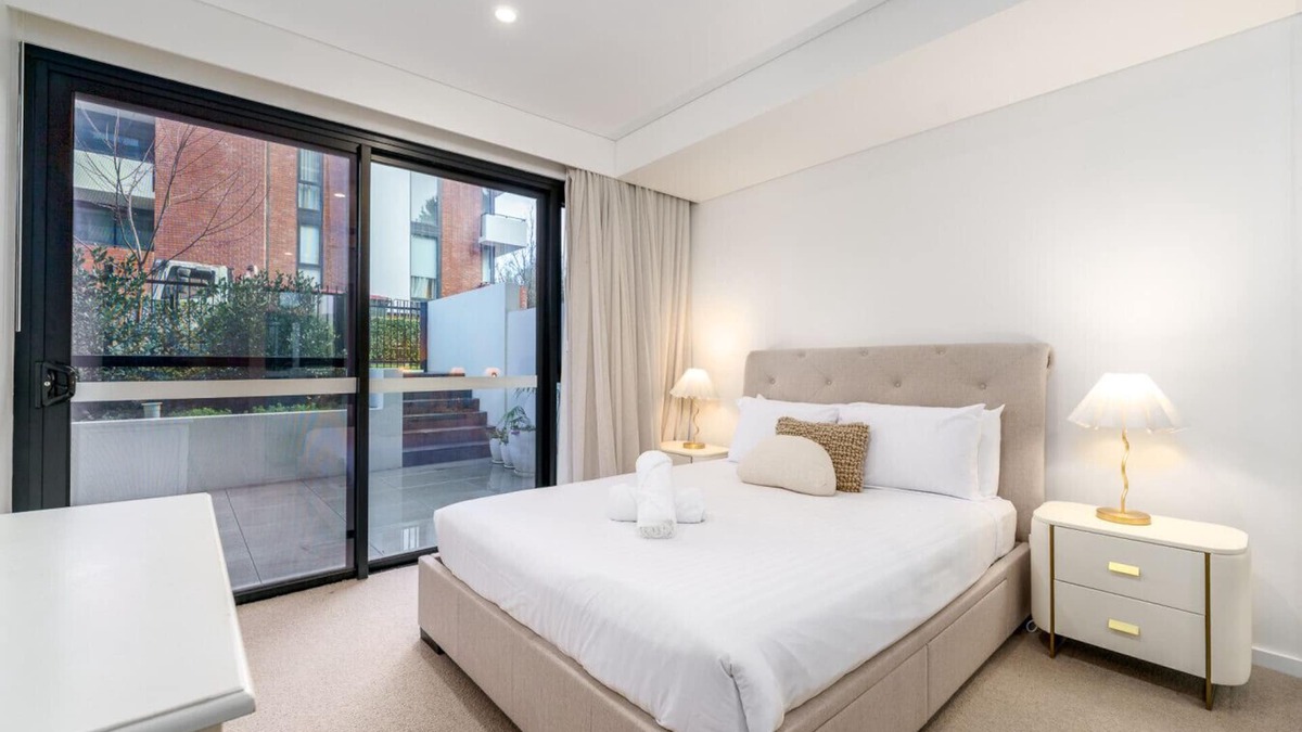 Griffith Apartment | Luxury Griffith Retreat steps from Iconic Manuka