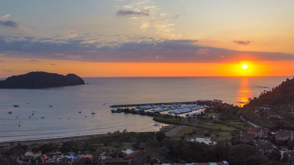 Canton Parrita Condo | Luxury Ground Floor Condo, close to pool access to beach club at Los Suenos.