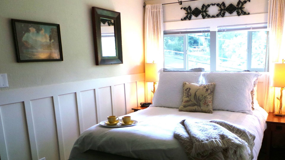Placerville Apartment | Luxury Guest Apartments-Walking To Main St Placerville - Iris Suite