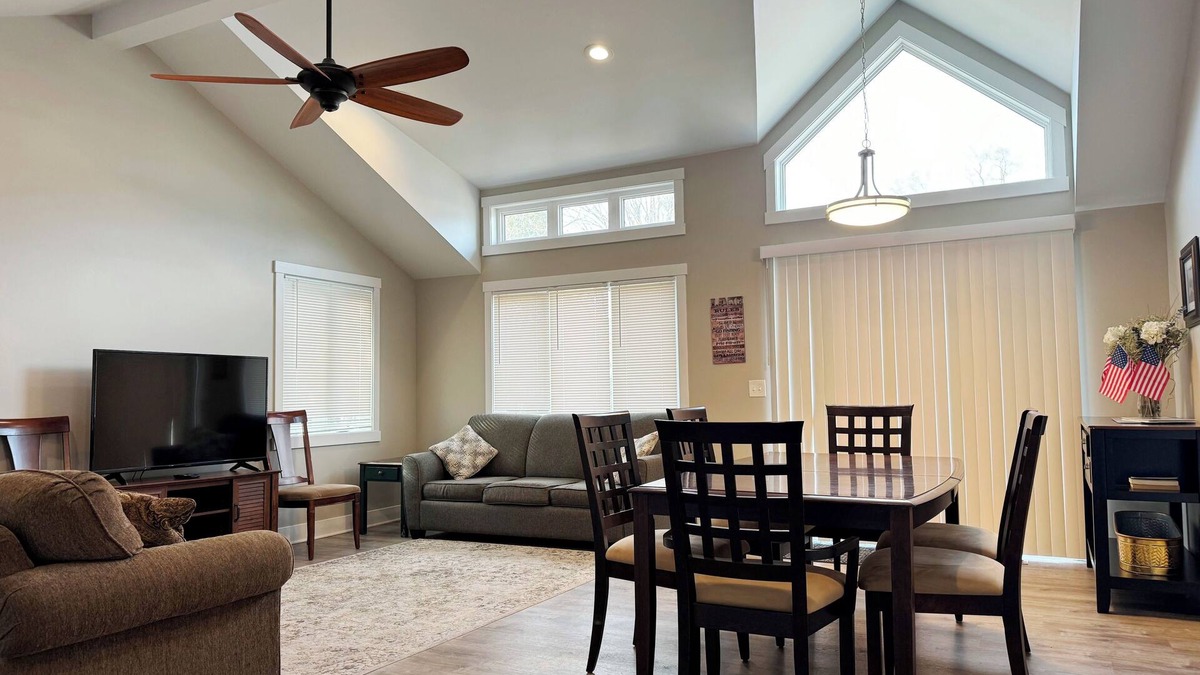 Shelbyville House | Luxury Gun Lake 4 Bed 2 Bath Home W/paddleboards/kayaks, Free Wi-fi