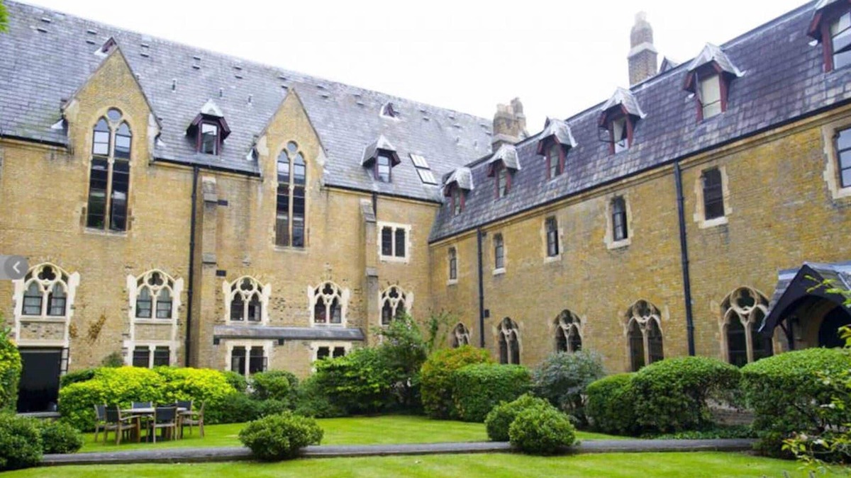 Belsize Park Apartment | Luxury Hampstead Heath 2 bed/2 bath apartment in historic priory