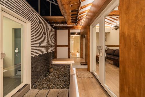Seochon Villa | Luxury Hanok Alley Haven