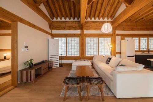 Gimpo Apartment | Luxury Hanok Red Serenity