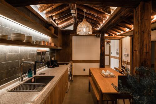 Sajik-dong Villa | Luxury Hanok Stillness Haven
