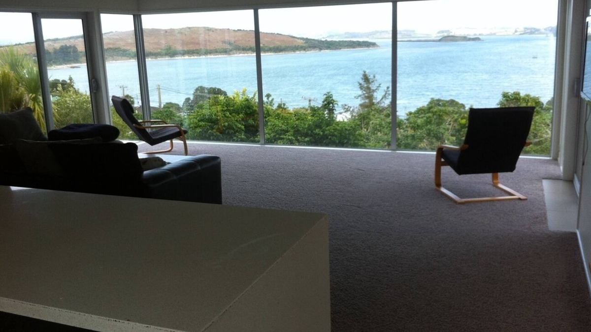 Onerahi House | Luxury harbor views in handy location