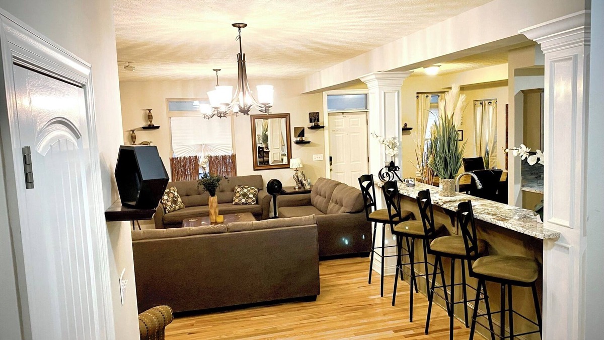 Livingston Park House | "Luxury Haven for Large Gatherings: 4BD/4BA”