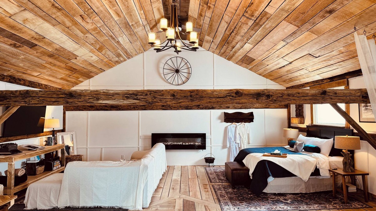 Delhi House | Luxury Hayloft retreat close to Turkey Point and Port Dover