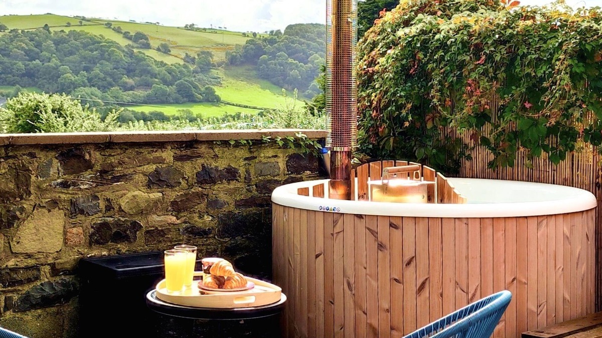 Bow Street House | Luxury heated Yurt with Hot tub - 5 mins from beach
