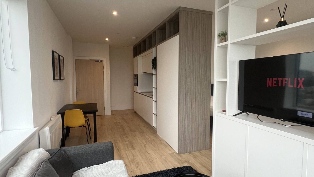 Heathrow Villages Apartment | Luxury Heathrow Airport Apartments PARKING ON SITE.