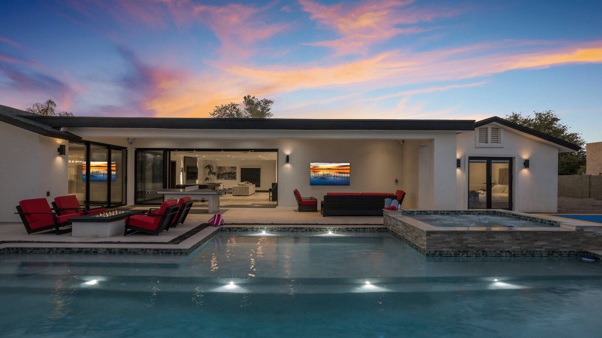 Paradise Valley Village Villa | Luxury High-End Finishes - Pickle ball+ Bball+Putt Putt+Pool+Spa+More