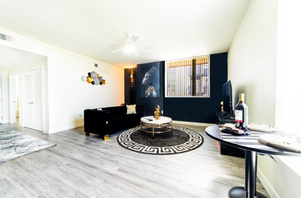 Riverside Apartment | Luxury High-rise w/ 2 King Beds