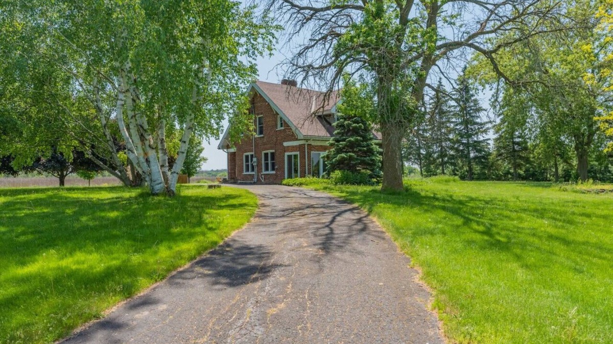 Belleville House | Luxury Hillside Farmhouse on The Bay of Quinte