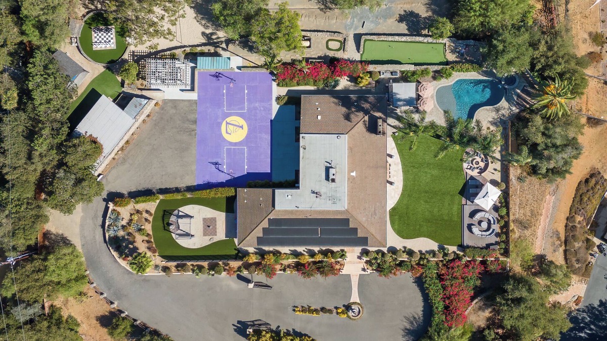 Felicita House | Luxury Hilltop Retreat: GameRoom/Volleyball/Putting Green/BasketBall Court&More!