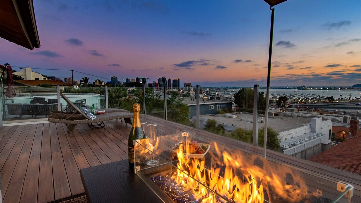 Middletown House | ♥ Luxury Hilltop Retreat in the City - Hot Tub! Central Location! Unforgettable Views! ♥