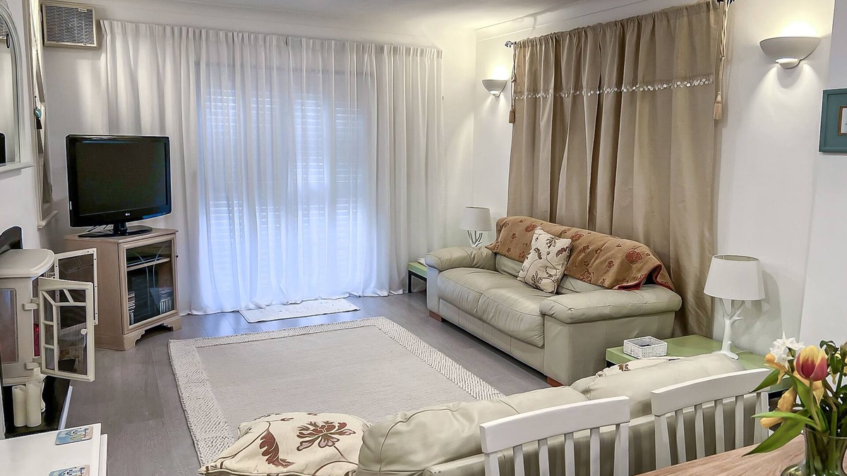 Ivybridge Apartment | Luxury holiday apartment 2 heated pools tennis court lake victorian gardens