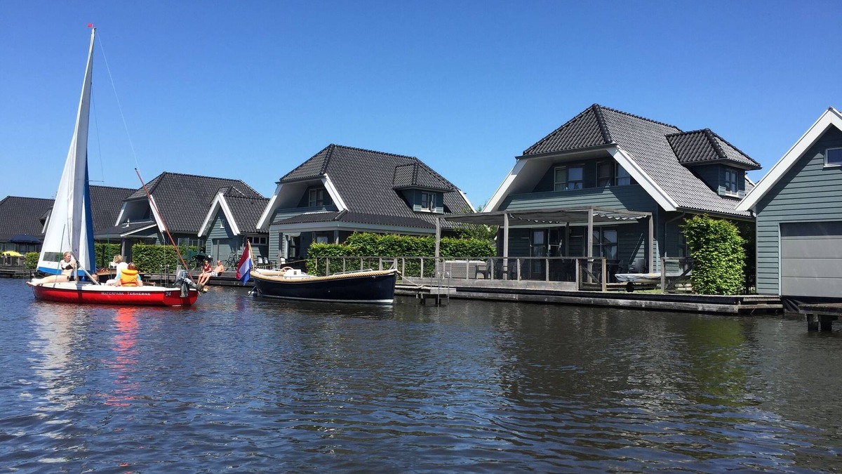 Offingawier Villa | Luxury holiday home on the Sneekermeer in Sneek, Friesland