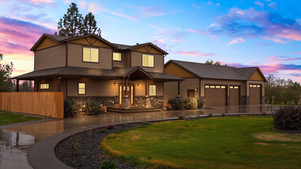 Thorpe Westwood House | Luxury Home 10mins to Downtown: Gameroom, Sauna, Firepit, EV charger