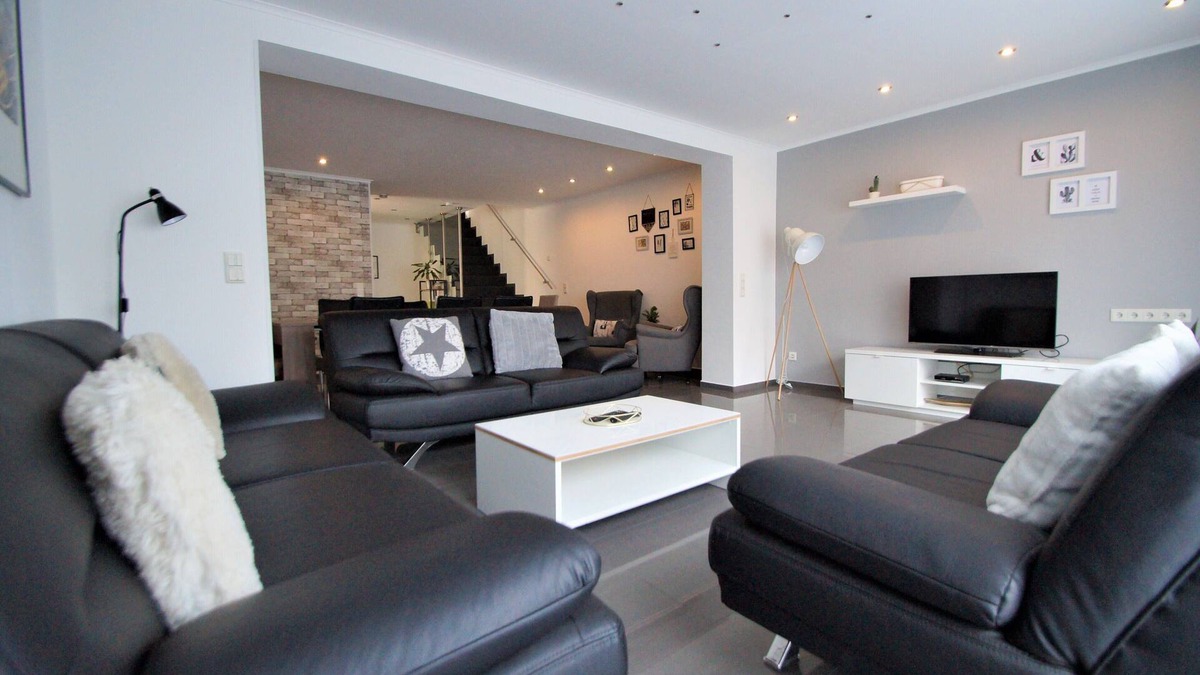Leverkusen House | Luxury Home 12 beds A3 connection 8 minutes to Cologne fair, city center, 200sqm