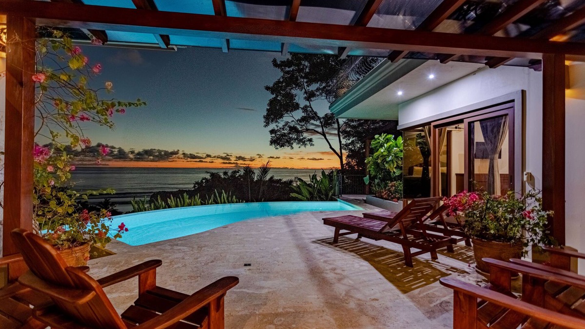 Dominical House | Luxury Home, Amazing Ocean Views! Front Row, Walk to the Beach! Sleeps up to 16