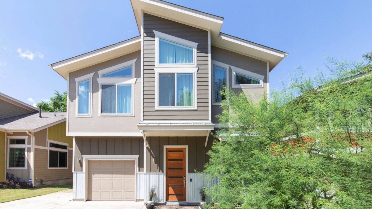 Galindo House | Luxury Home Close to Downtown for 30day+ Rent! King bed + 2 queens!