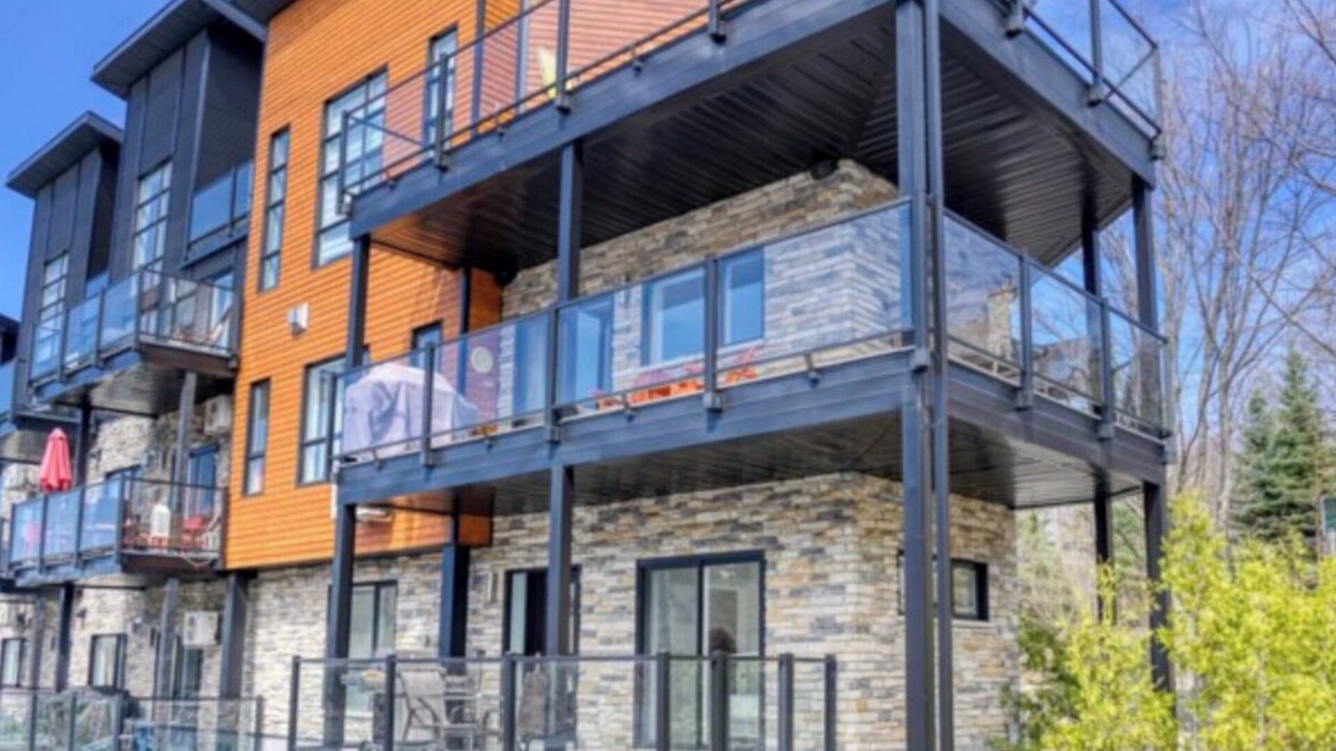 Bromont Condo | Luxury home directly on the mountain + Private Jacuzzi + Private locker