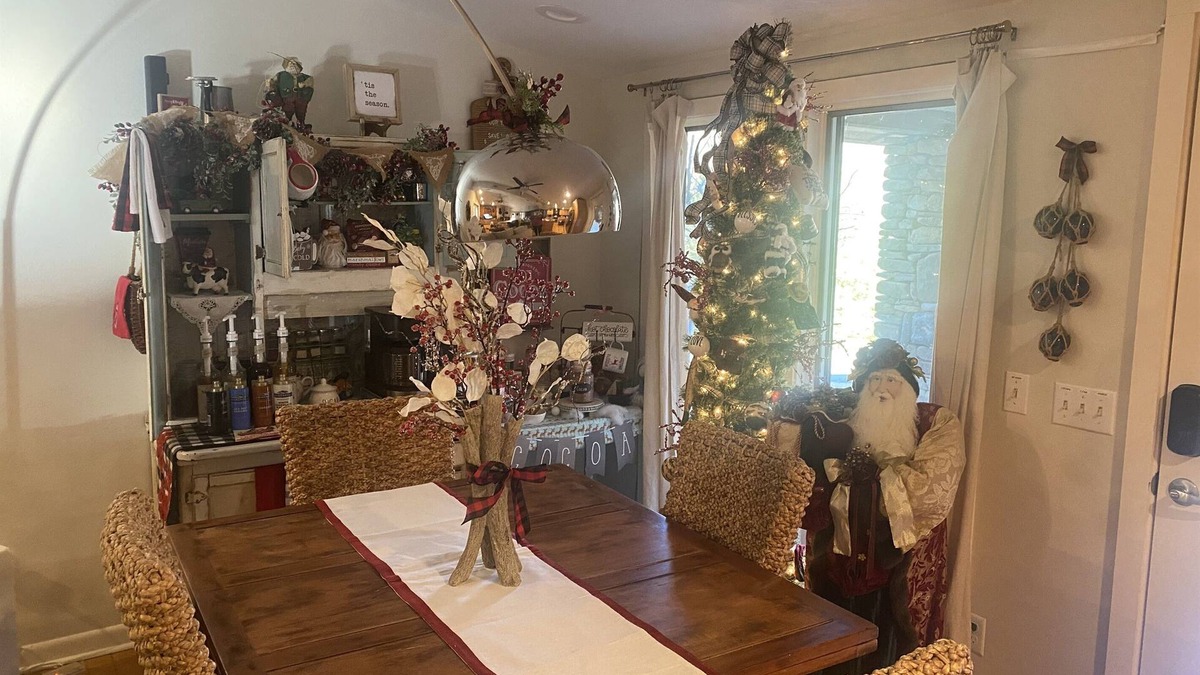 Wilburn House | Luxury home, fishing resort with fire pit, coffee bar, pool and hot tub. Pets OK