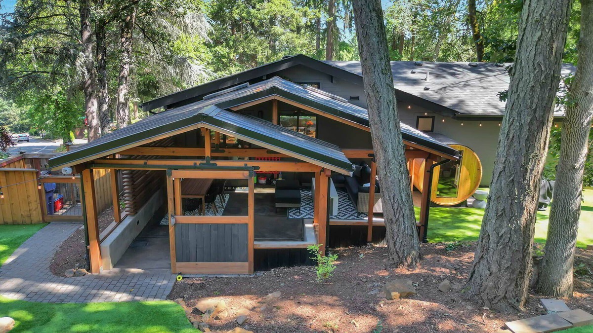 Friendly House | Luxury home for the whole family: Game room, sauna, covered patio and huge yard.