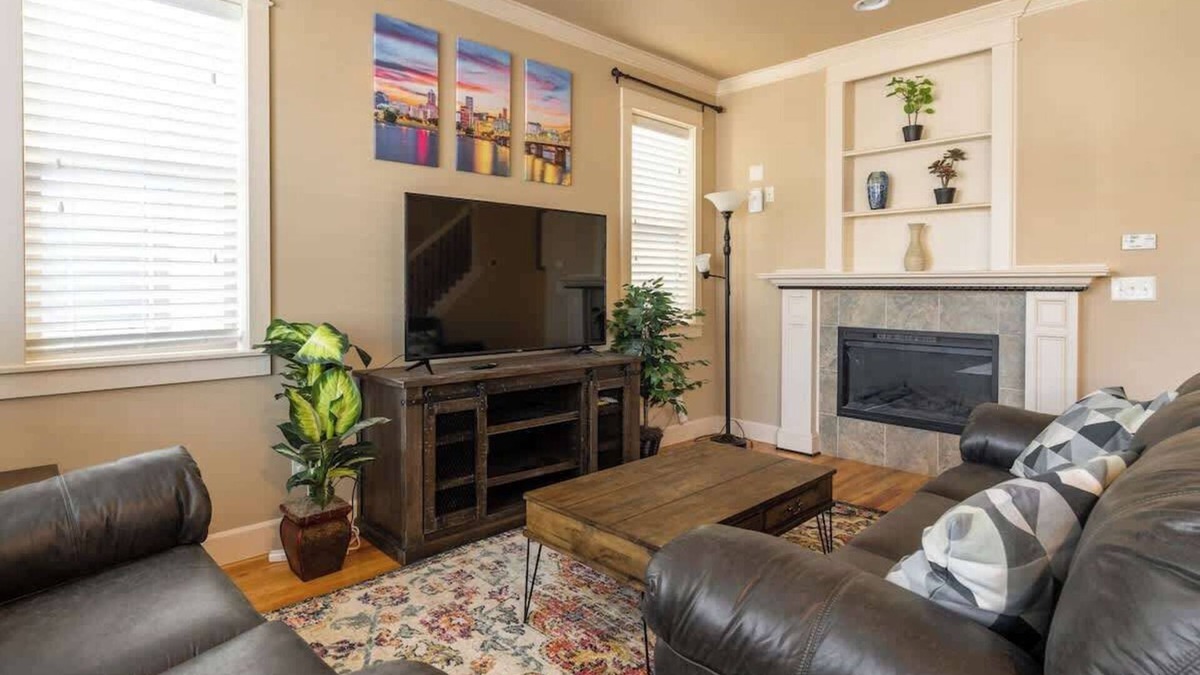 King House | Luxury Home Great Location 4BR Sleeps 12