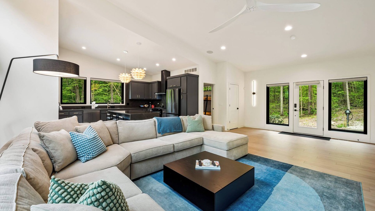 Niles House | Luxury Home: Hot tub, EV charger, Firepit, 5 min to Morris Estate or Downtown!