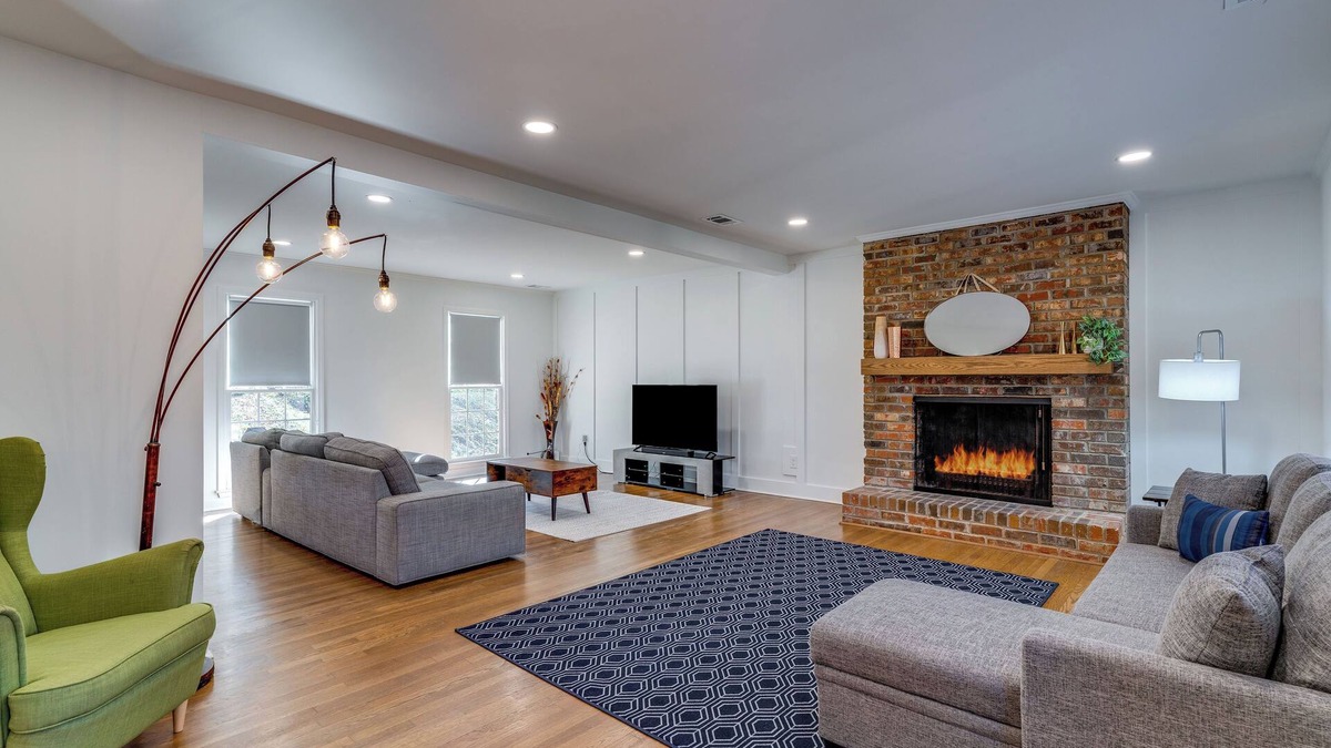 North Brookhaven House | Luxury Home in Brookhaven Atlanta with Pool Table for 30+ Days stays