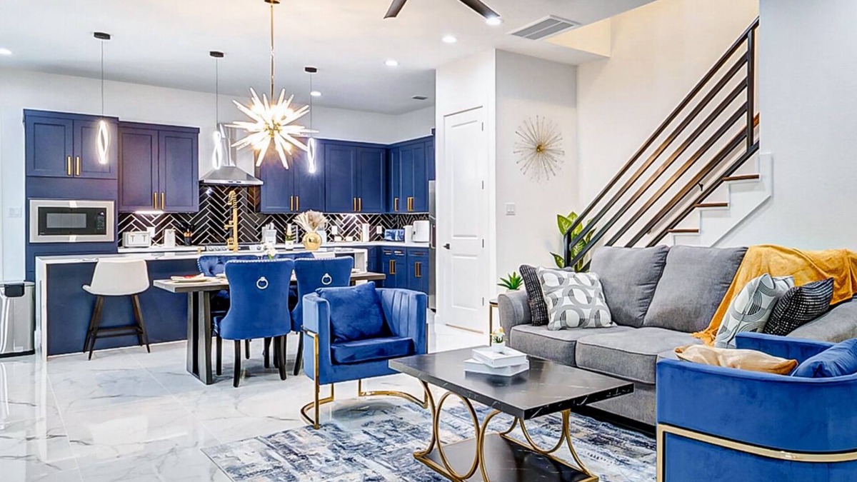 OST - South Union House | Luxury home in downtown Houston minutes from NRG/Med Center/Zoo and Aquarium