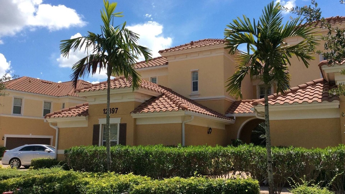 The Plantation Somerset Condo | Luxury home in gated community 3 miles away from the Ft Myers airport (RSW).
