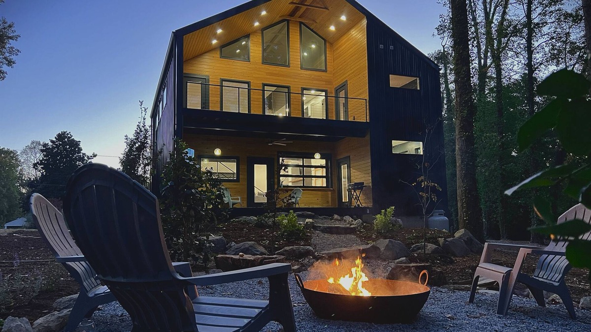 Sedgefield House | Luxury home in Greensboro with an idustrial vibe. 10 min from everything.