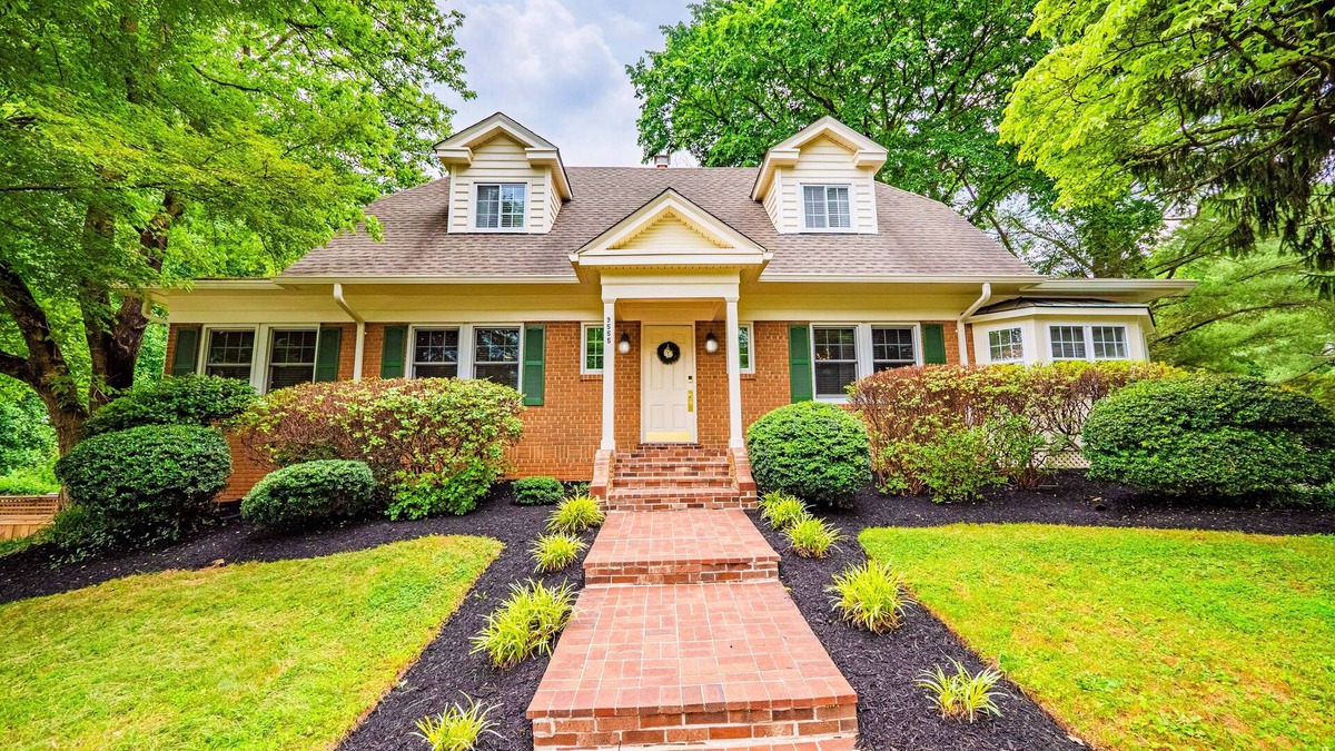 Oakton House | Luxury Home in Vienna, VA I Private Yard I Gym I 30 Day Minimum