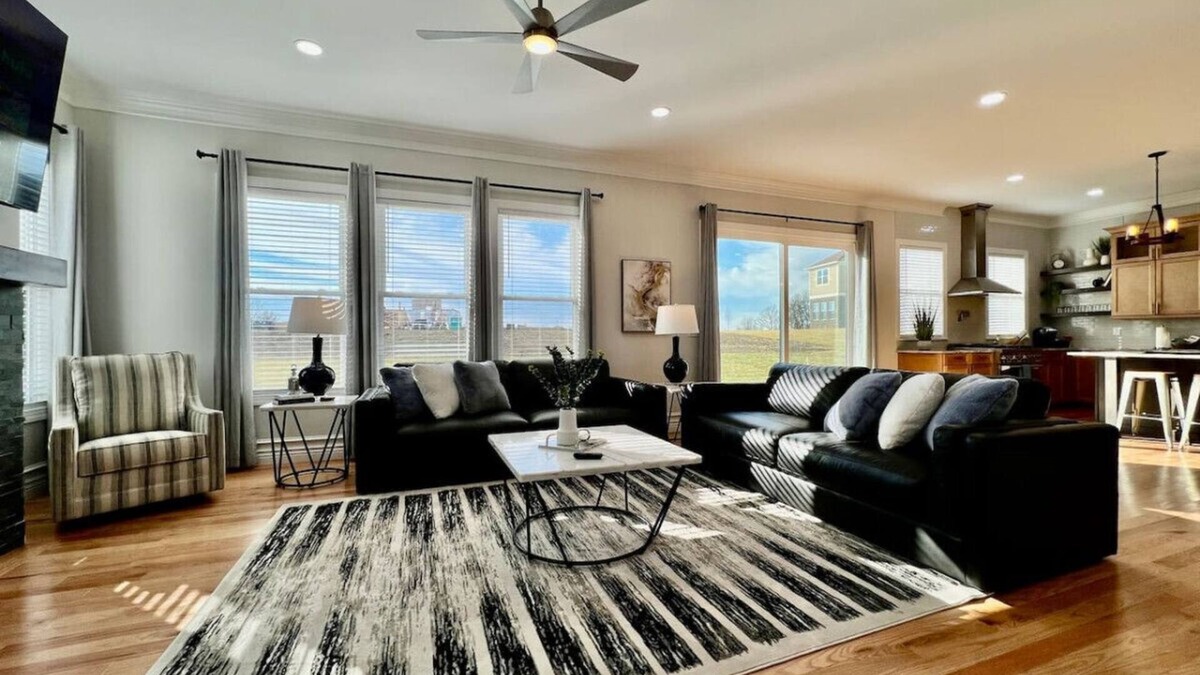 Otterbien Home Villa | Luxury Home Incredible master suite Liberty Twp OH