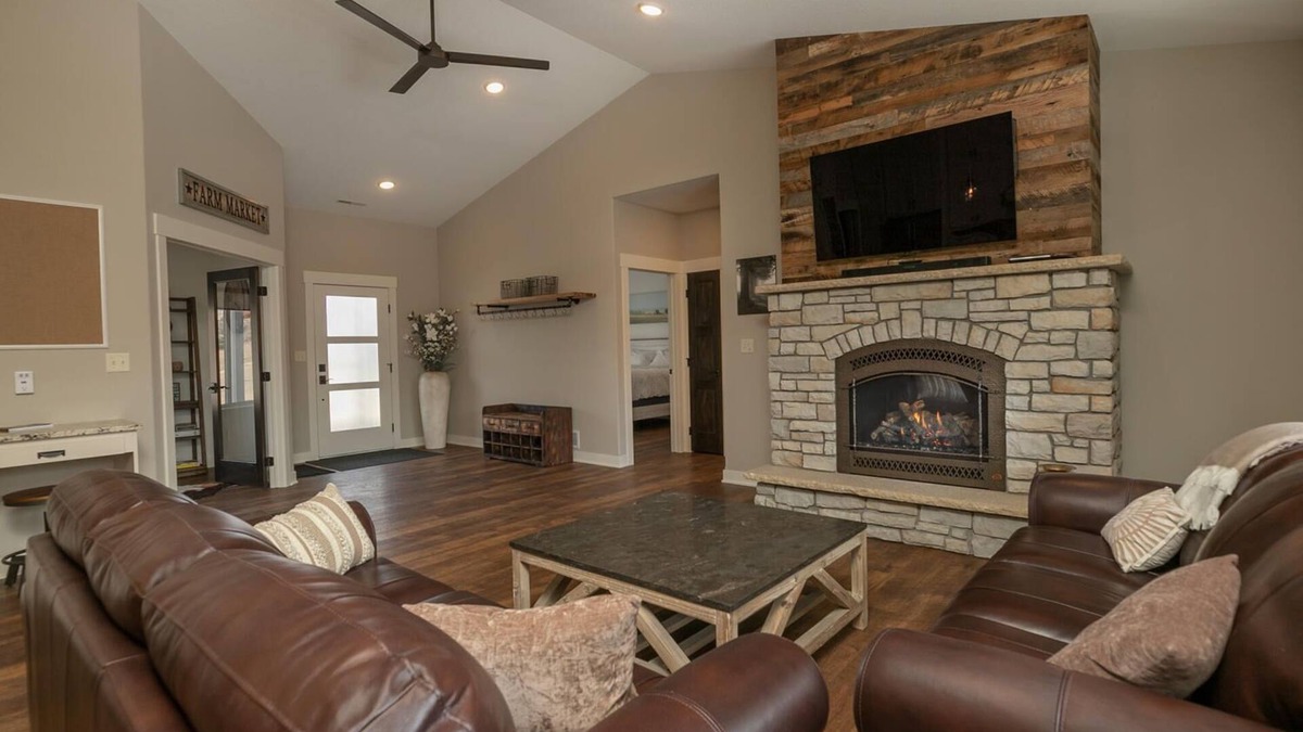 Rochester House | Luxury Home - Minutes from Downtown - 3 Bedroom/2 Bath