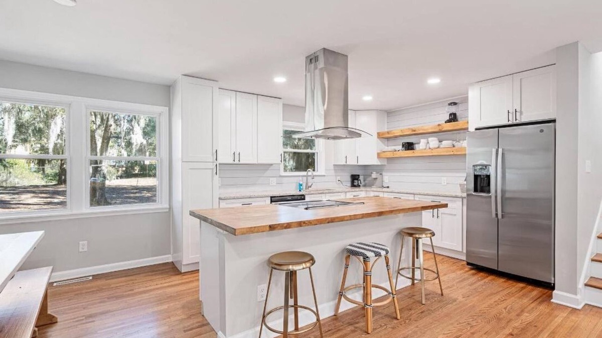 Beaufort House | Luxury Home Minutes to Base & Downtown - Sleeps 9