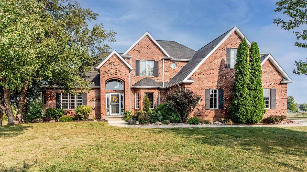 Harlan House | Luxury Home on 4th fairway of country club! Golf Getaway. Quality throughout.